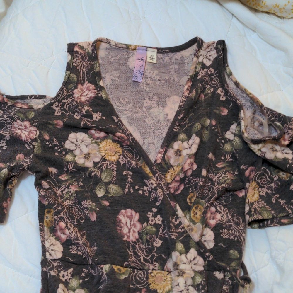Francesca's cold shoulder floral wrap dress XS